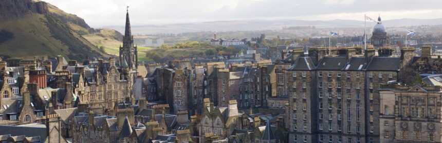 Panoramic photo of city of Edinburgh.